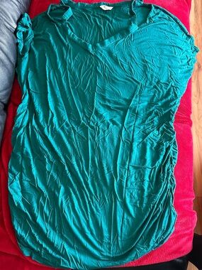 Thyme Maternity Ruched Side V-Neck Tunic in Teal